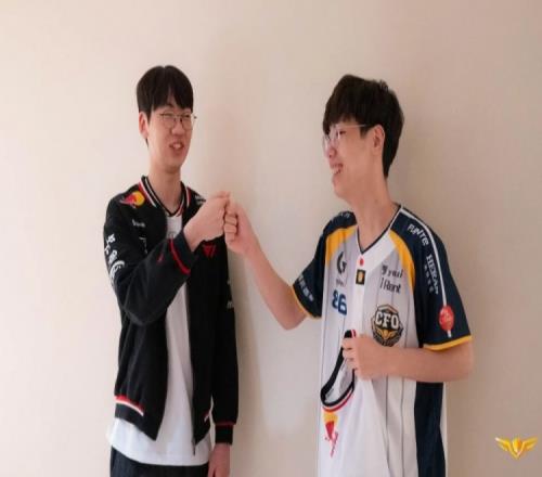 CFO官方晒与T1队员交换队服合照:感谢Guma和Doran的祝福