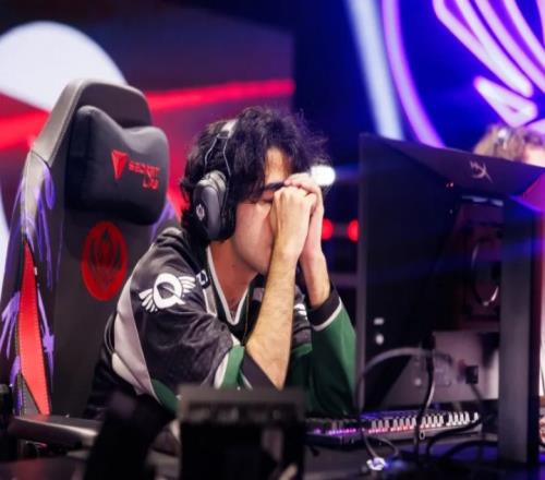 LOL官推分享Massu选手掩面而泣照片并配文:第五局心碎了