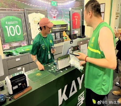 有吧友偶遇吗张稀哲亲自“戴帽”上阵,在国安商店当收银员