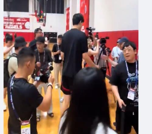 拓记:约有30家媒体出席了杨瀚森的首次夏联媒体见面会