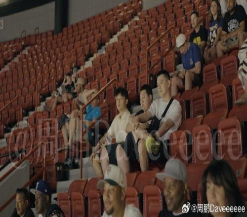 媒体人:辽宁男篮总经理刘子庆和主教练杨鸣在现场观看NBA夏联