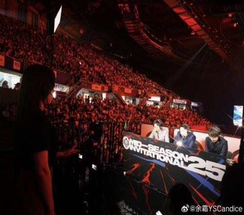余霜更新MSI照片,并配文:要回来啦!!