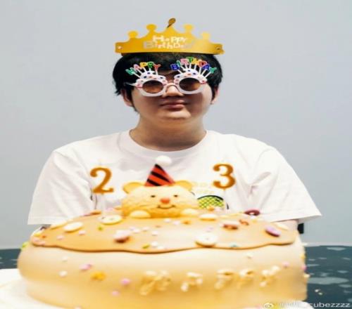 WE上单Cube分享生日照片:23了不赖