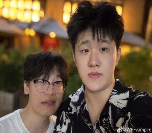 Vampire与TES辅助fengyue合照:一起走下的兄弟变竞争对手了
