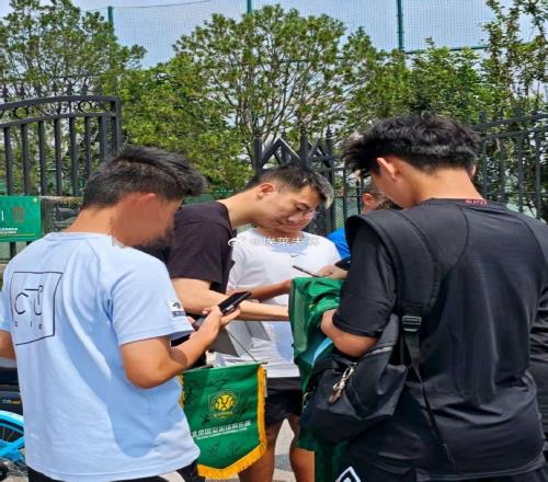 博主:韩佳奇在京津德比前归队,他清瘦了许多