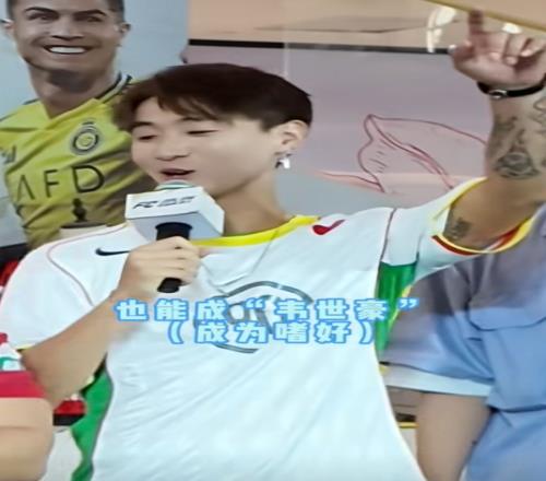 给豪哥整害羞了!韦世豪参加活动,亲自唱“韦世豪之歌”