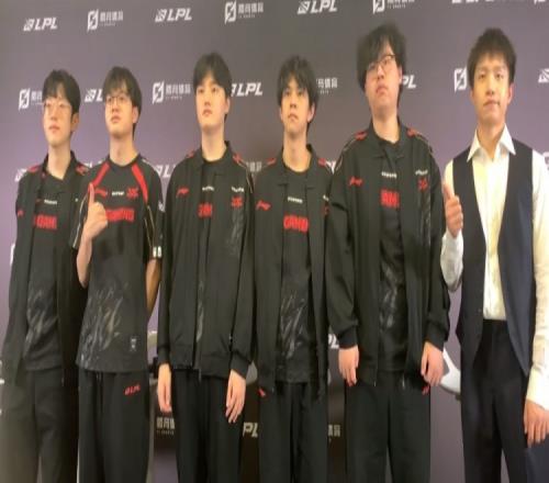 JDG赛后群访教练:不论对手是谁都要先解决自己的问题