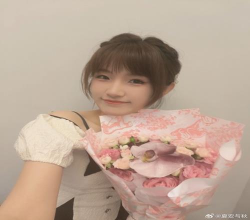女主持人夏安晒照:谢谢米米的漂亮花儿!今天也是幸福安子嘿嘿