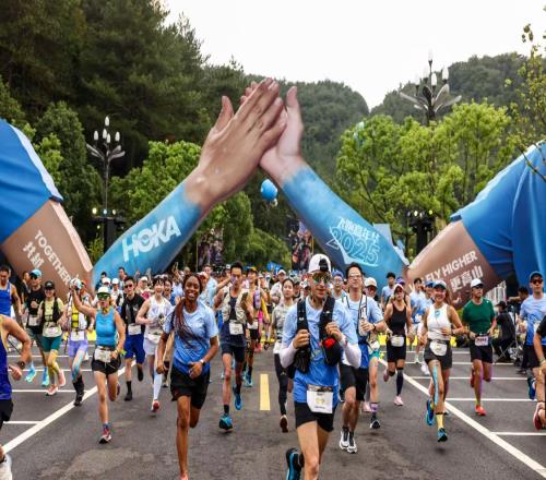 “脏”也过瘾!2025 HOKA飞跑嘉年华集结两千跑者并肩开野