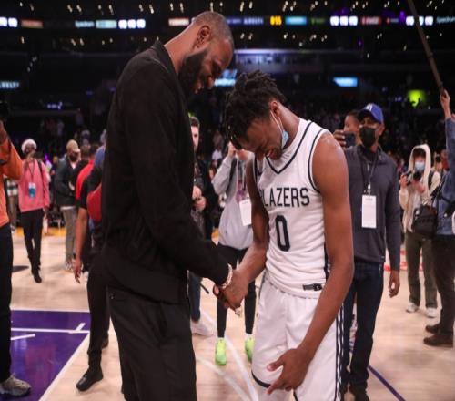 詹姆斯:我老婆从不玩游戏但她最近在NBA2K里用布朗尼练投篮