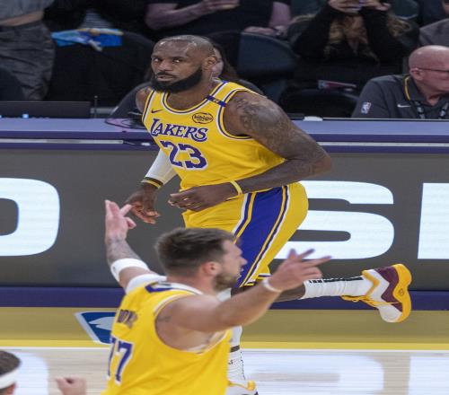 ESPN:湖人易主时东契奇获提前通知后祝贺詹姆斯未被告知&未发声