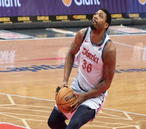 昔日DPOY!美记:交易斯玛特感兴趣者寥寥其他球队期待买断捡漏