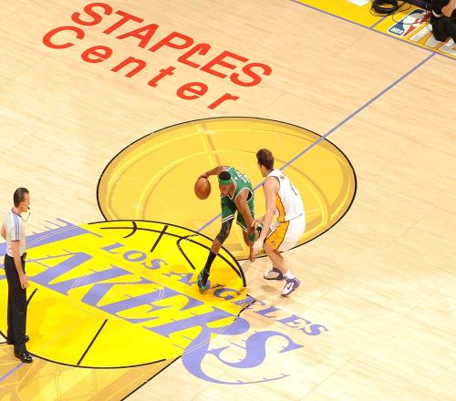 改放广告NBA发言人:移除季后赛贴花是出于球员安全&清理原因