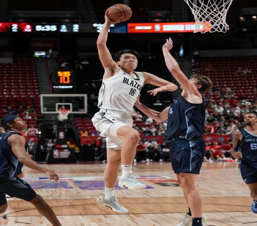 杨健:杨瀚森的劈扣是他在努力调整的迹象NBA的背靠背是必修科目