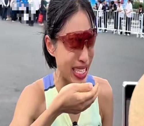 “最快女护士”哭诉调休难,跑友发声!主办方称未给其发奖金