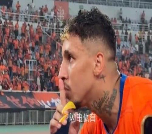 梅开二度助泰山队获胜!克雷桑赛后与球迷互动:WEAREONE!