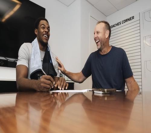 曾凡博留洋NBA受挫,篮网高调连签2人:双向+续约,小曾恐重返CBA