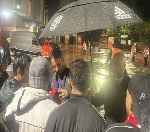 敬业!阿莫林赛后冒雨为球迷签名并合影