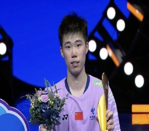 翁泓阳2-0战胜林俊易,获得中国羽毛球大师赛男单冠军