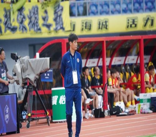 中超巨大争议!卡多索报复踢人逃红,海牛集体不满,VAR不介入