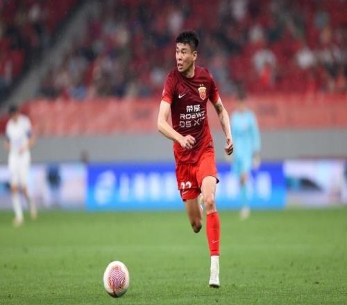 中超争议判罚!李帅踹人逃红,邓涵文遭暗算,媒体人:断子绝孙腿