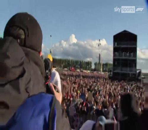 F1车手汉密尔顿和拉塞尔与球迷一同庆祝英格兰晋级