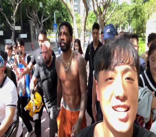 感觉好嗨！欧文中国行在厦门溜街身旁一群粉丝一齐兴奋游街