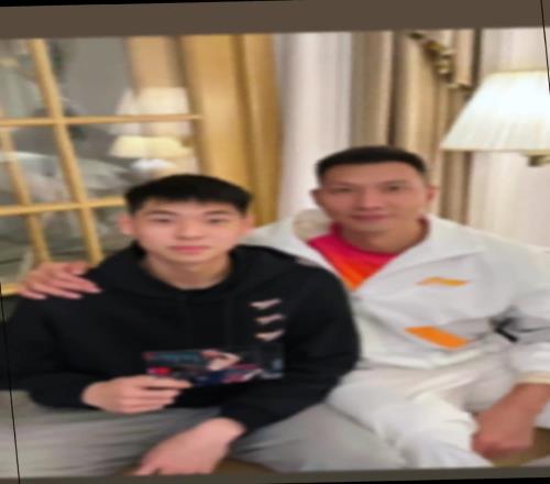 崔永熙晒与易建联合影：传承和接力
