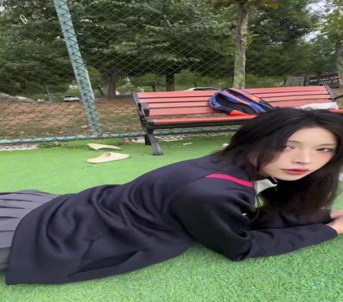 你确定你是来踢足球的而不是来秀身材的嘛，我防不住