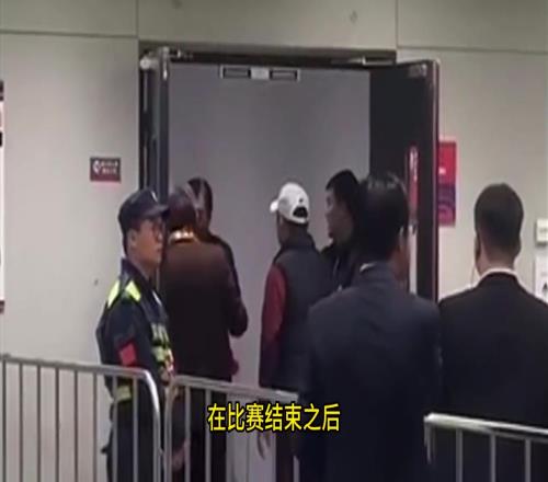 国足21印尼，赛后足协主席宋凯亲自给伊万戴围巾
