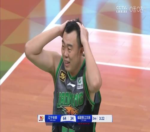 表情包+1！大韩被吹犯规后疑惑抱头逗得场边杨鸣都绷不住笑