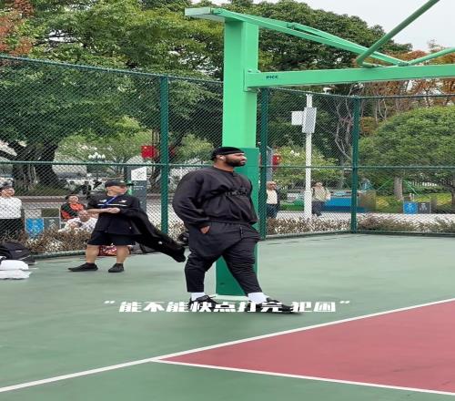 考辛斯现身中国野球场：哥们不太会打，加一波