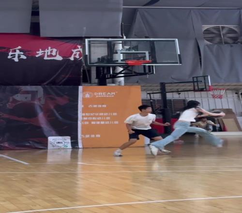 这笑容就爱了！美女穿着牛仔裤和男子打球单挑这上下步可以啊