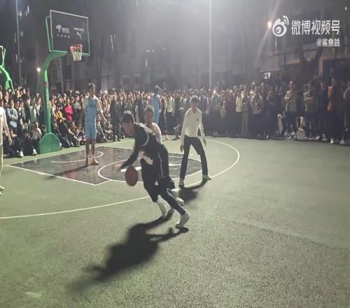 职业选手和业余的差别赵继伟紧逼防守后丝毫不影响出手稳定性