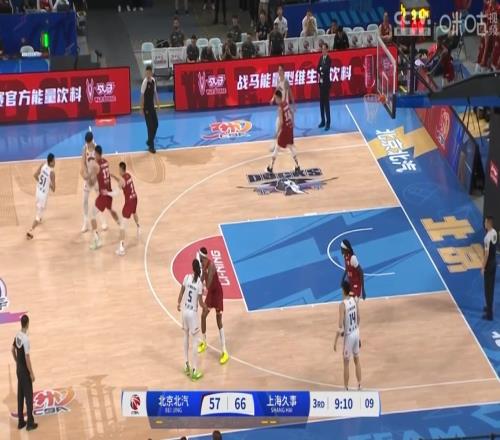 导播会玩！王哲林1v2强势上篮镜头马上给到场下周琦