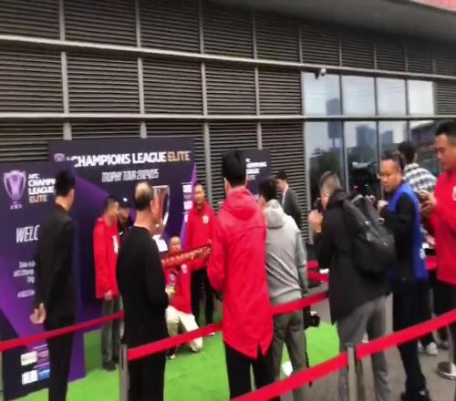 亚足联精英联赛冠军奖杯，在上海海港主场浦东足球场展出