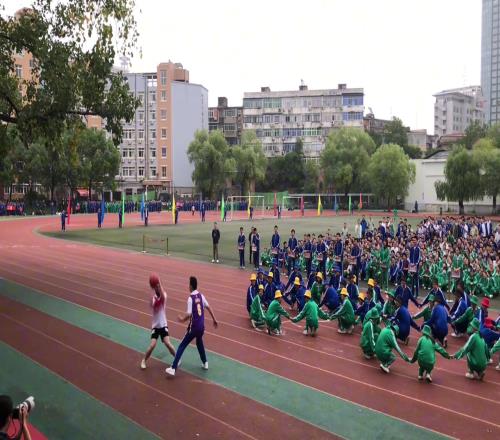 动作真滴挺像啊！某高校开幕式学生模仿科比的动作打球
