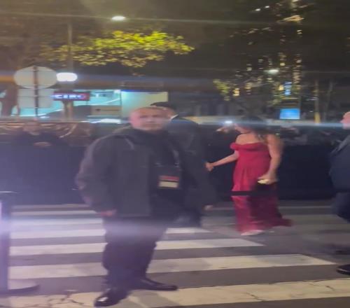 法国人一生之敌大马丁抵达颁奖典礼时，法国球迷向他发出嘘声