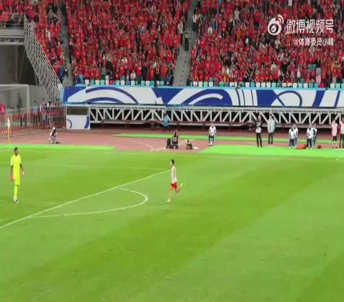 这是什么动作中国球迷冲入场内挑衅日本门将
