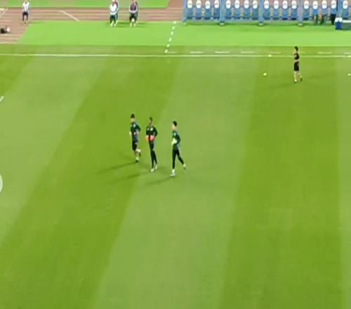 来个下马威！日本门将出场热身，全场嘘声！