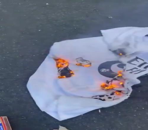 极端的皇马球迷烧掉了姆巴佩球衣