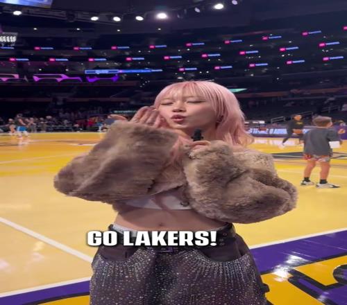 韩国女星Heyoon现身湖人主场送飞吻：GoLakers