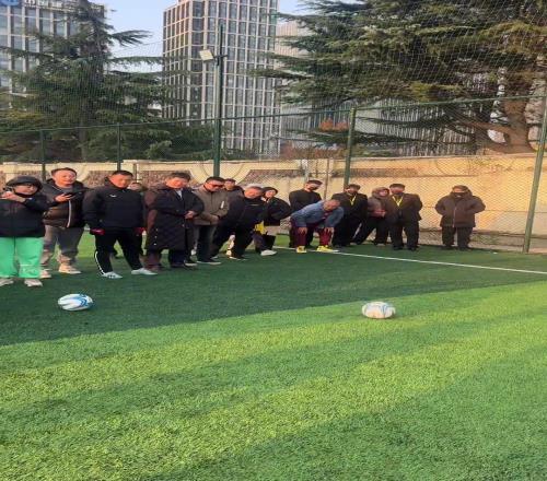 80岁高寿的中国男足前主帅米卢，与年仅10岁的中国小球员比试脚法