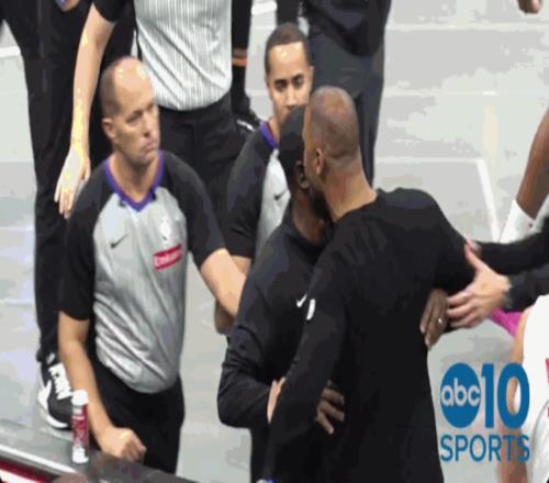 心虚了乌度卡暴怒连续连续冲向裁判，感觉裁判确实被吓到了