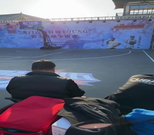 太现实了哈！野球场上输球的一方直接把球拿走“我要回家”