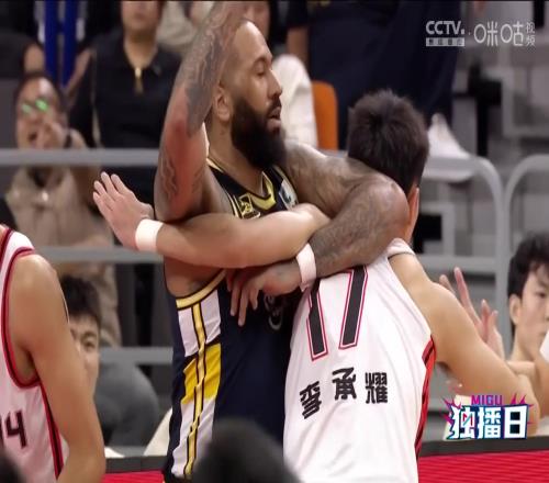 哨吹晚了！吉伦沃特纠缠中推翻李承耀，被吹犯规后怒骂裁判被驱逐