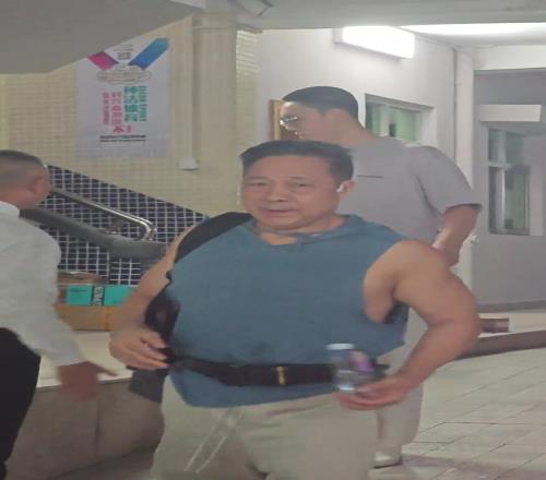 胡明轩爸爸接胡明轩回家懂的吧友科普一下开的什么车