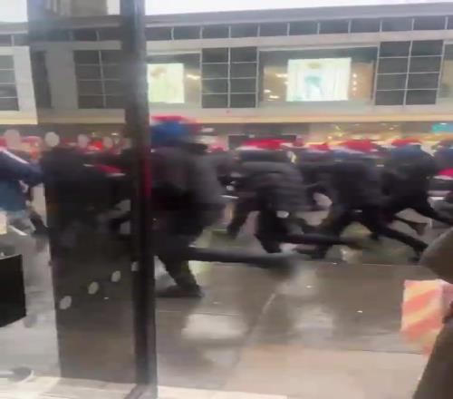 吓人！赛前凯尔特人球迷和流浪者球迷干架了