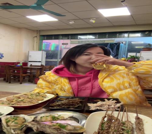 女子模仿朱芳雨拍vlog朱总现身评论区：酒量可以啊