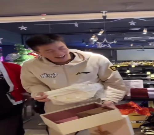 教练扮圣诞老人给郭艾伦送AJ包郭艾伦：给我乔丹有点过分了